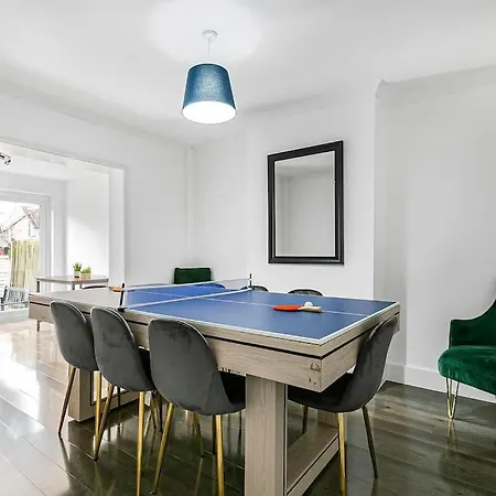 Luxury Large House With Games Room Sleeps Up To 12 Feltham Exterior photo