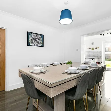 Luxury Large House With Games Room Sleeps Up To 12 Feltham Exterior photo