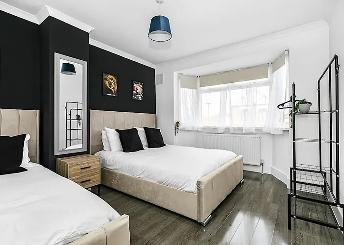 Luxury Large House With Games Room Sleeps Up To 12