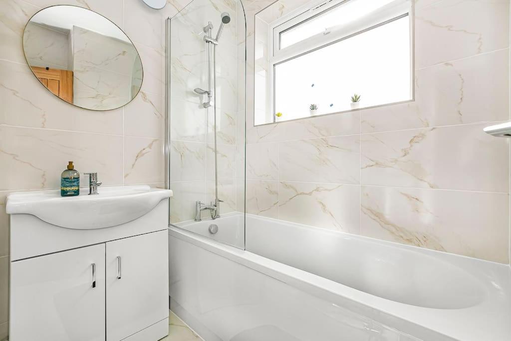 Luxury Large House With Games Sleeps Up To 12 * Feltham