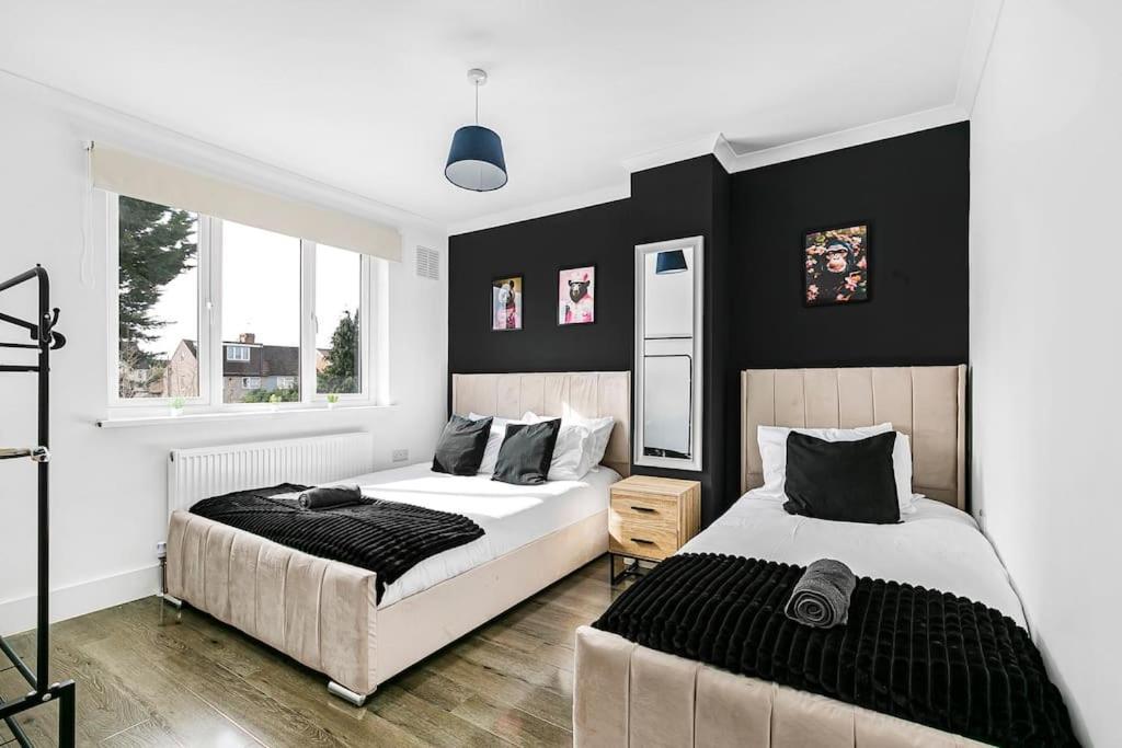 Luxury Large House With Games Sleeps Up To 12 *
