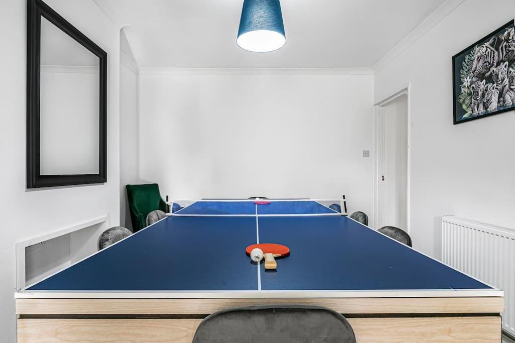 Luxury Large House With Games Sleeps Up To 12 Holiday home