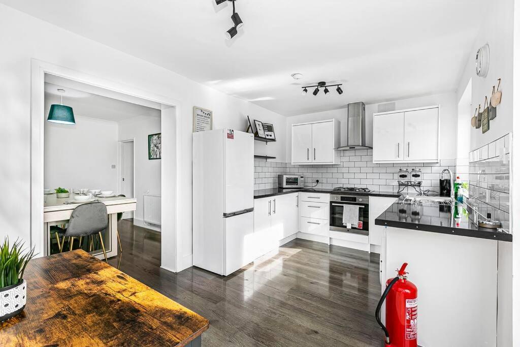 Luxury Large House With Games Sleeps Up To 12 * Feltham