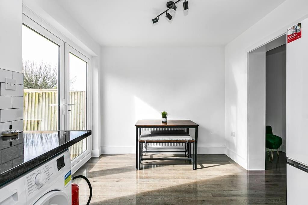 Luxury Large House With Games Sleeps Up To 12 Hébergement de vacances Feltham