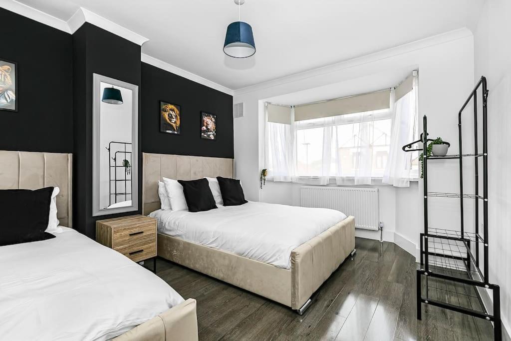 Luxury Large House With Games Sleeps Up To 12 Hébergement de vacances *