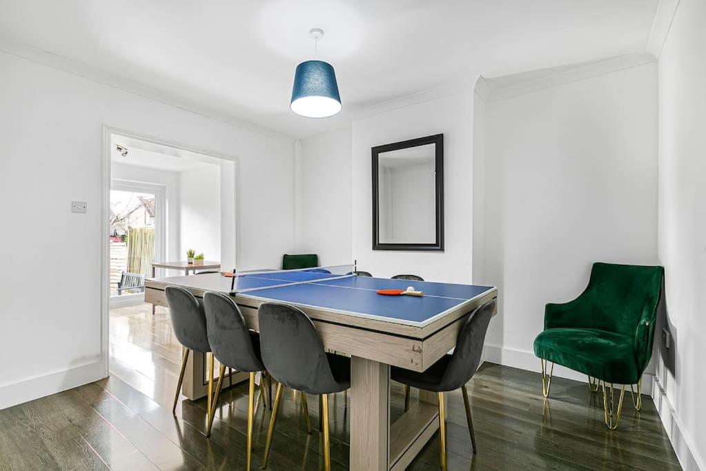 Luxury Large House With Games Sleeps Up To 12 Hébergement de vacances Feltham