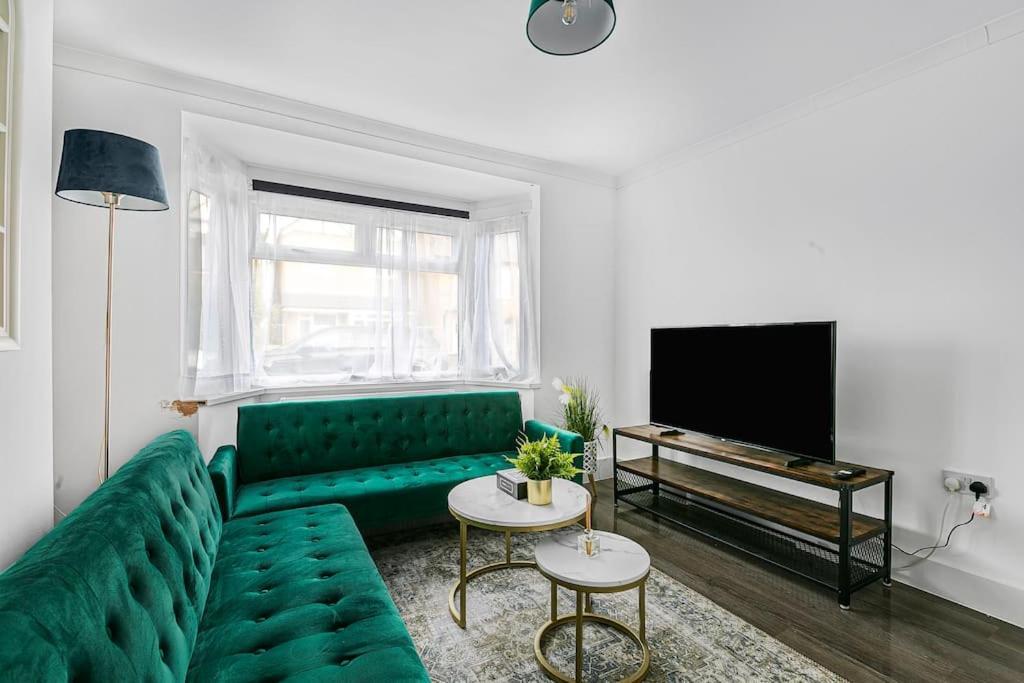 Luxury Large House With Games Sleeps Up To 12 Feltham