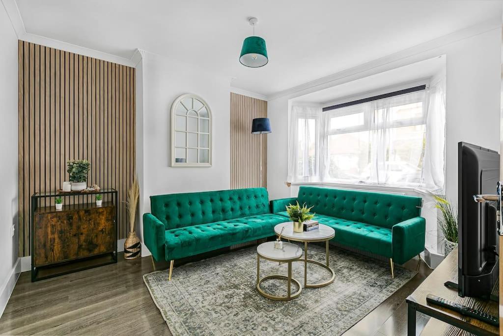 Hébergement de vacances Luxury Large House With Games Sleeps Up To 12 Feltham