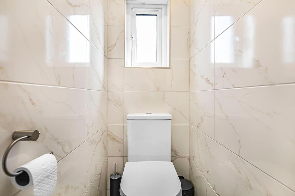Luxury Large House With Games Sleeps Up To 12 * Feltham