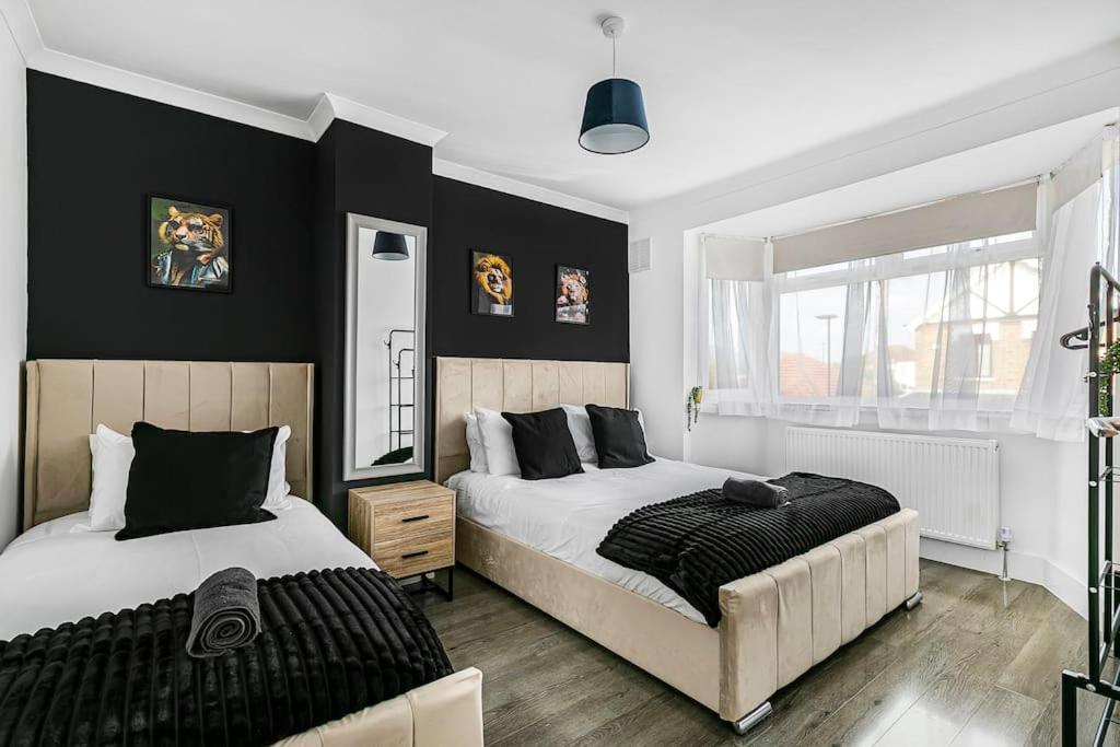 Holiday home Luxury Large House With Games Sleeps Up To 12 *